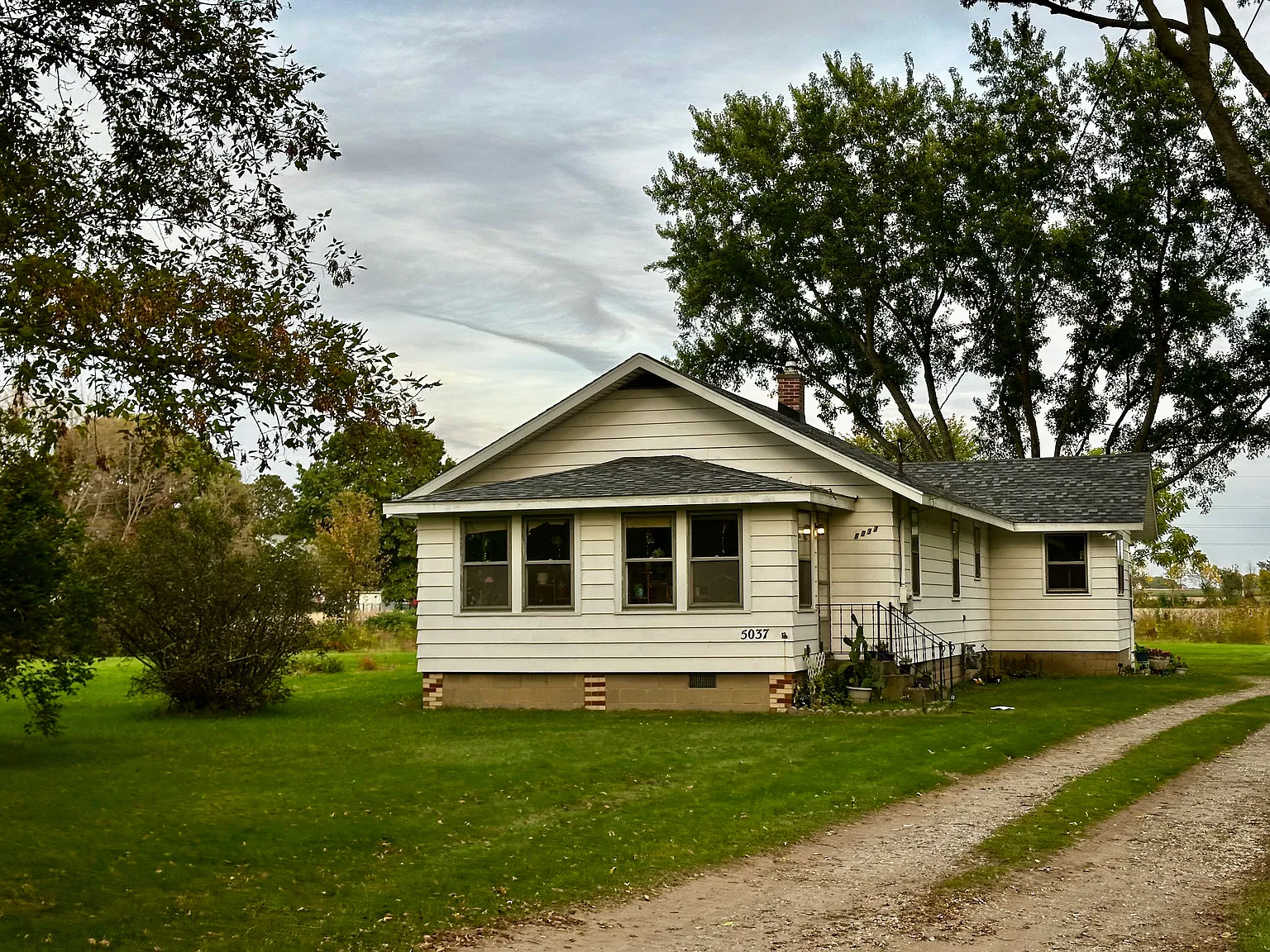 3 bed, 1.5 bath, 1338 sqft, $1,600 — Photo 1