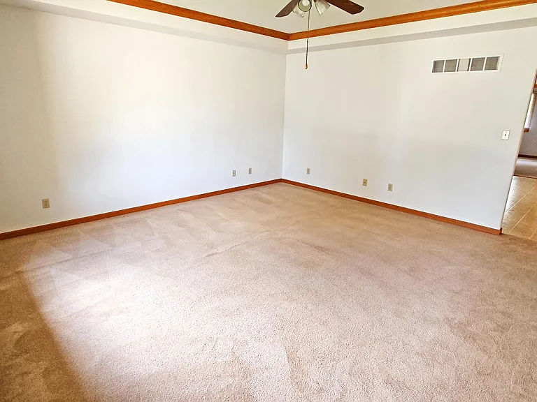 1600 Schubert Dr — Photo 2