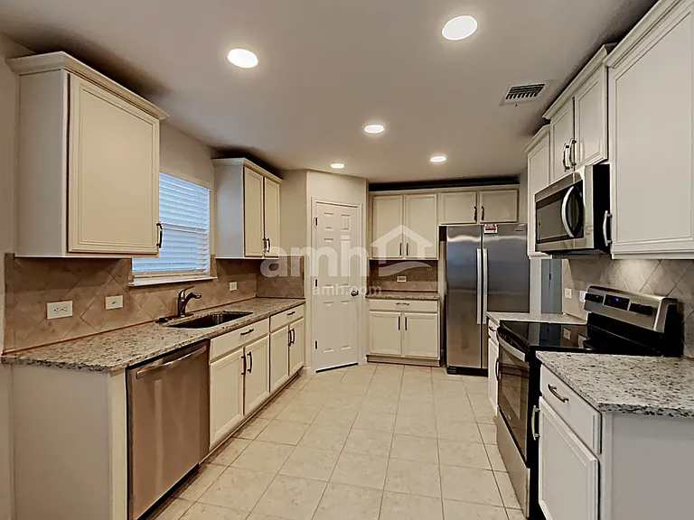 1038 Lauren St — Photo 3