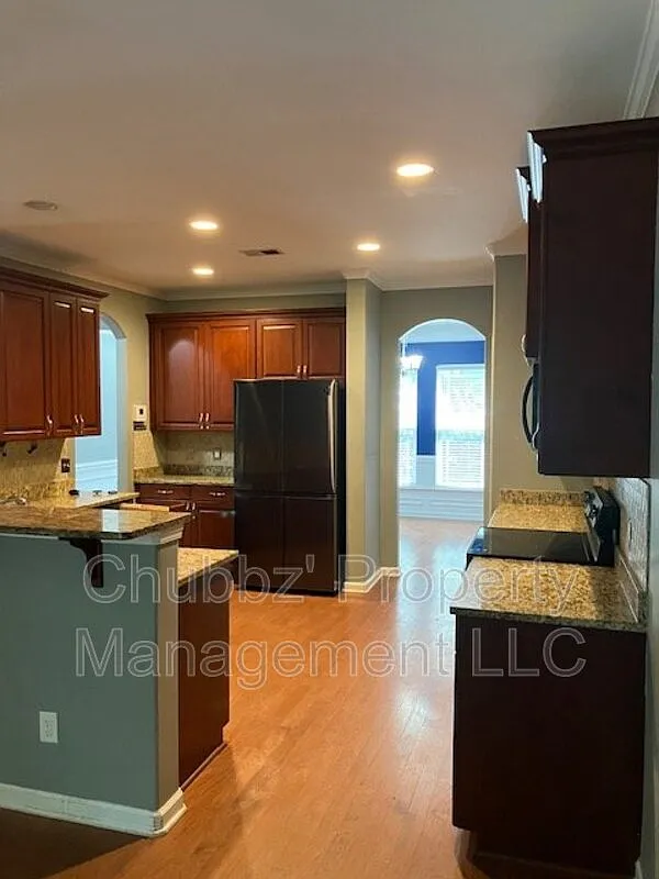 4 bed, 2.5 bath, 2518 sqft, $3,300 — Photo 3