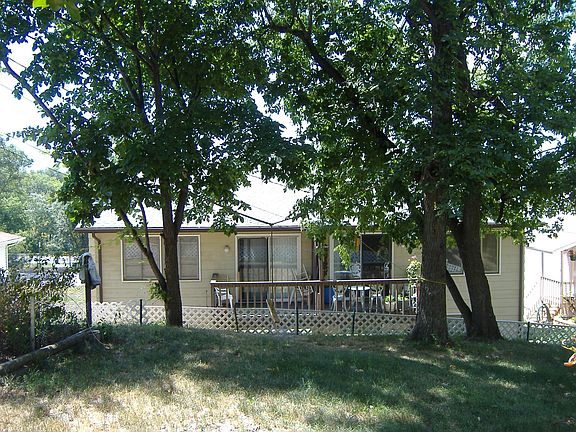 Each side of duplex has 3 bed rooms 