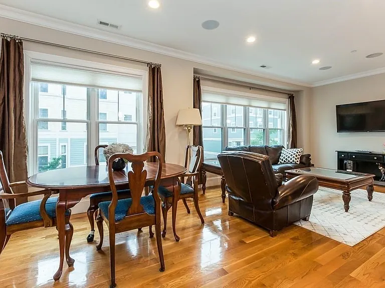 360 W 2nd St #1 — Photo 3