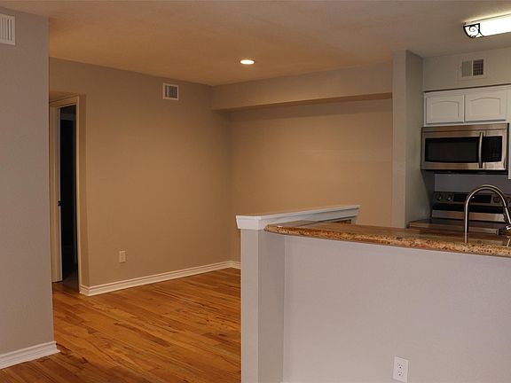 5th image of 1818 Augusta Dr APT 8