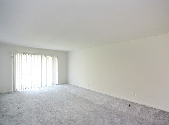 3rd image of 4900 Foster St APT 409