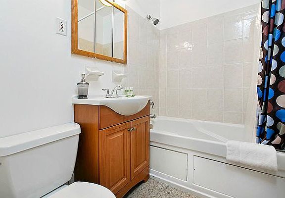 4th image of 240 E 52nd St APT 3R