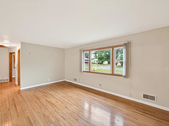 4th image of 1283 Burke Ave E