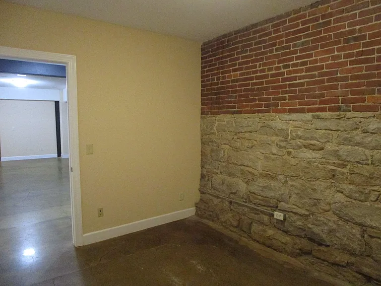 810 E Broadway — Photo 12