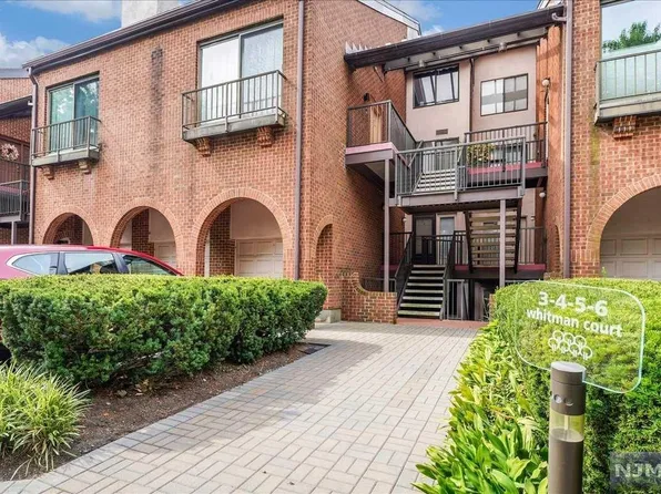 4 Whitman Ct, Teaneck, NJ 07666