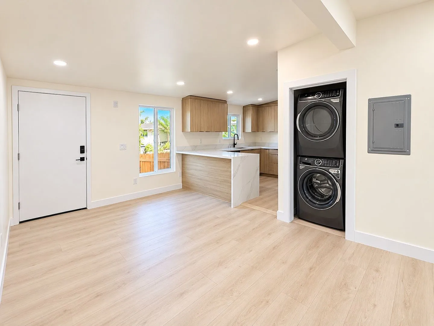 Modern 3-Bedroom, 2-Bathroom Home with Private Fenced Yards — Photo 3