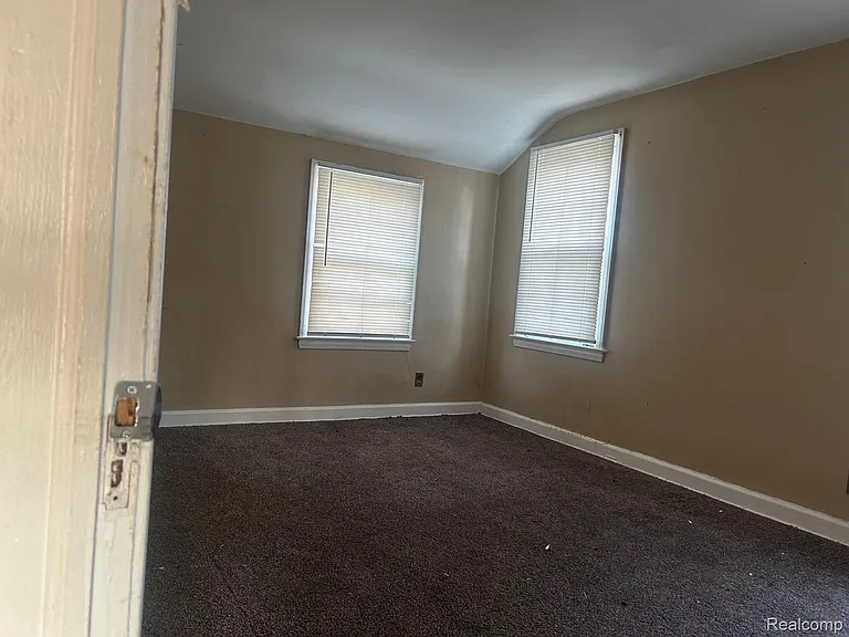 18191 Heyden St — Photo 10