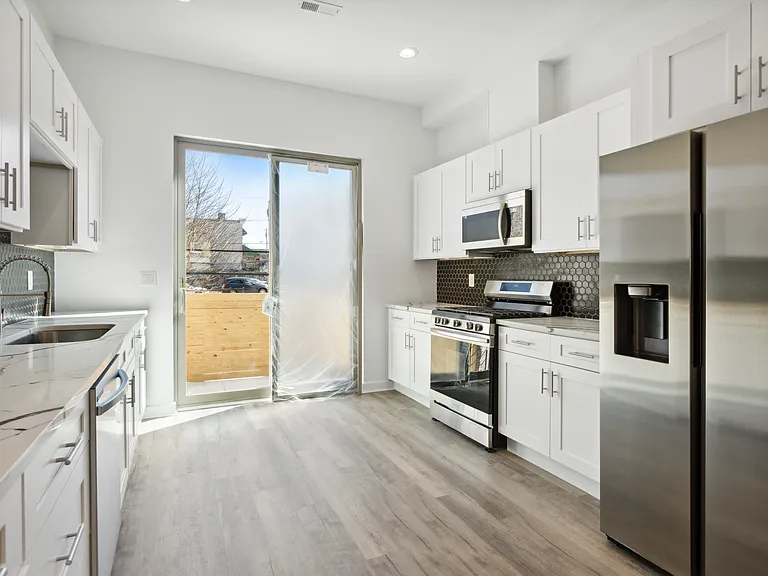 721 N De Kalb St — Photo 7