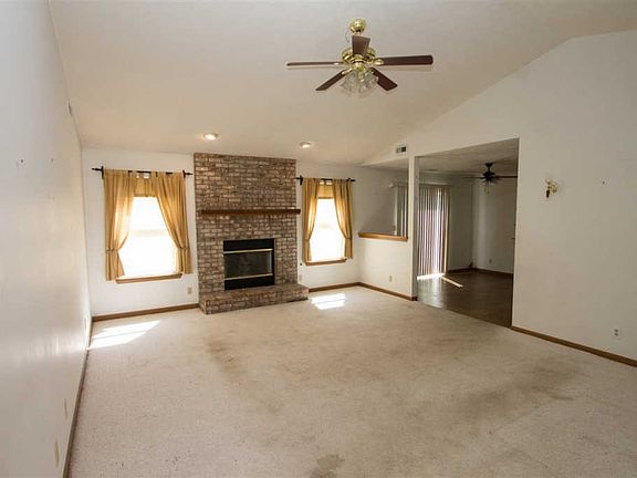 5th image of 18 Buckingham Dr