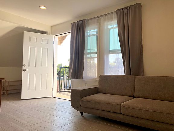 Livingroom - entrance and couch