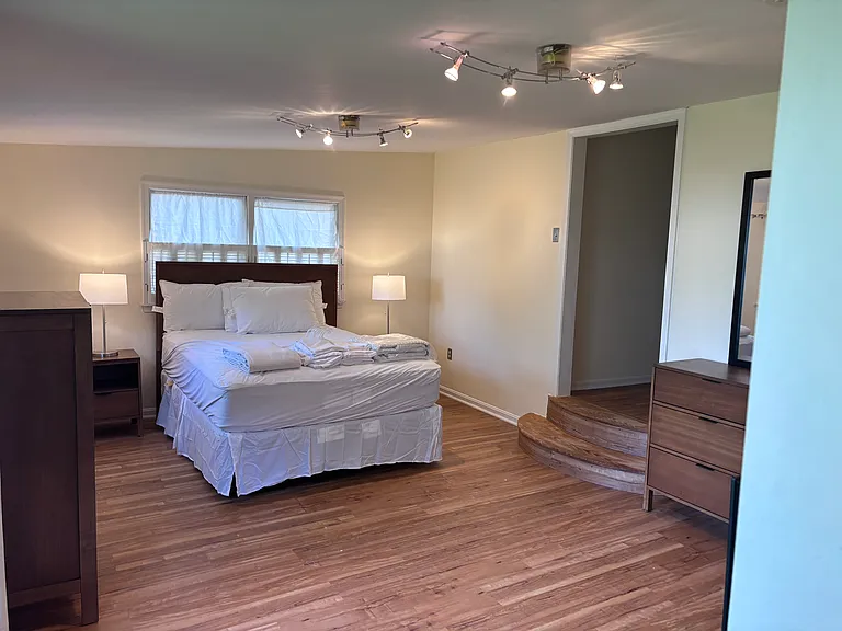 Primary bedroom (1/2)