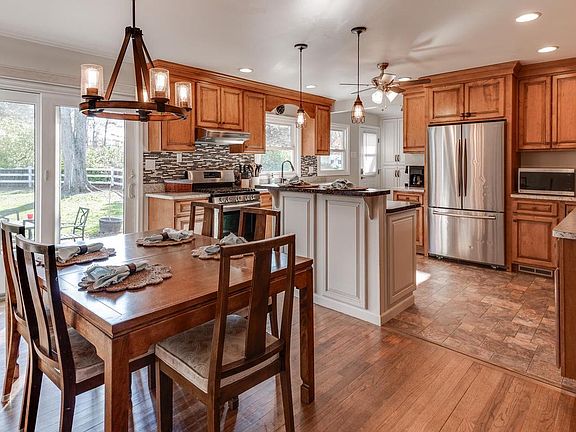 2nd image of 44125 Louisdale Rd