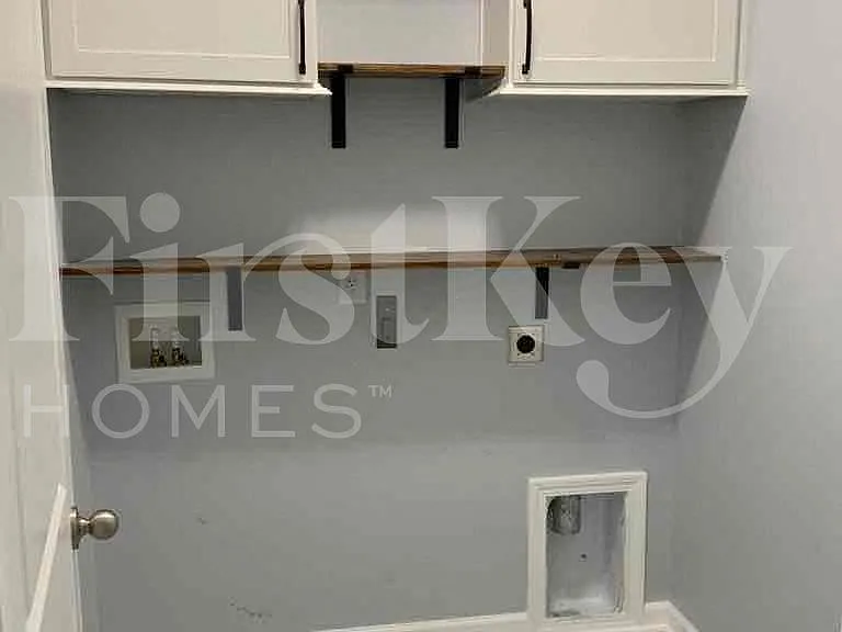 447 Stonefield Cir — Photo 9
