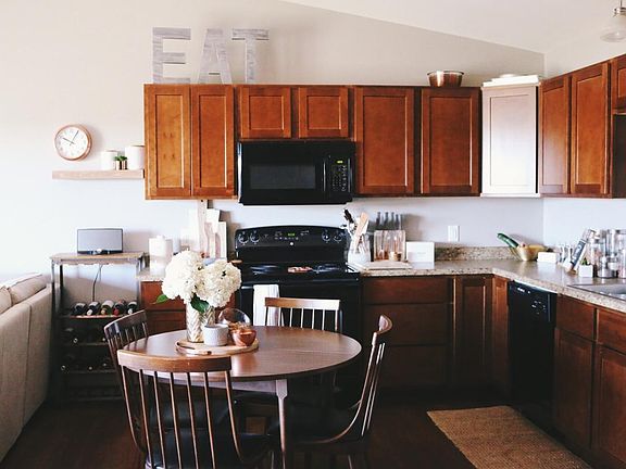3rd image of 810 Bruins Ln APT 1