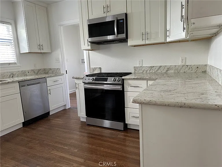 1054 N Euclid Ave — Photo 16