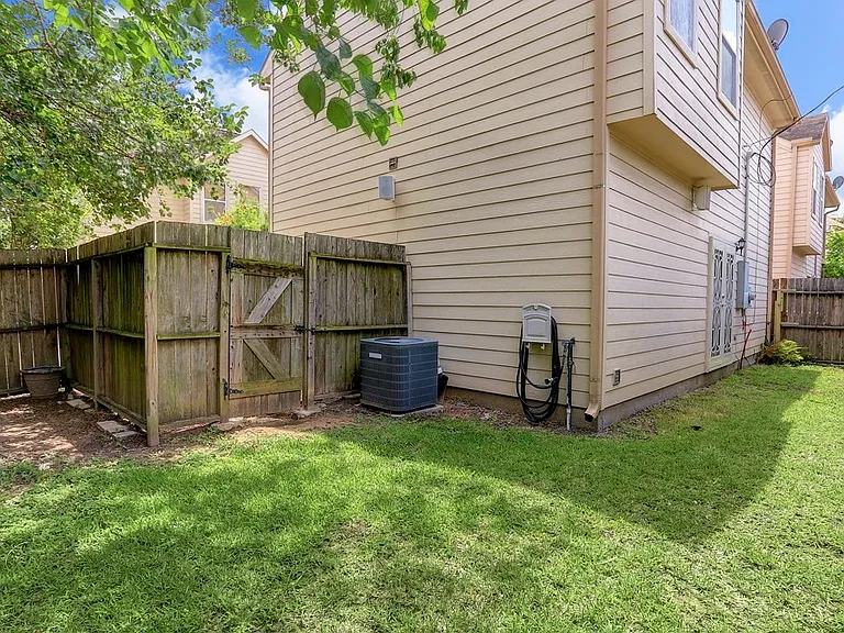 2232 Naomi St — Photo 2
