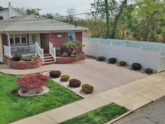 4th image of 275 Evergreen Ave