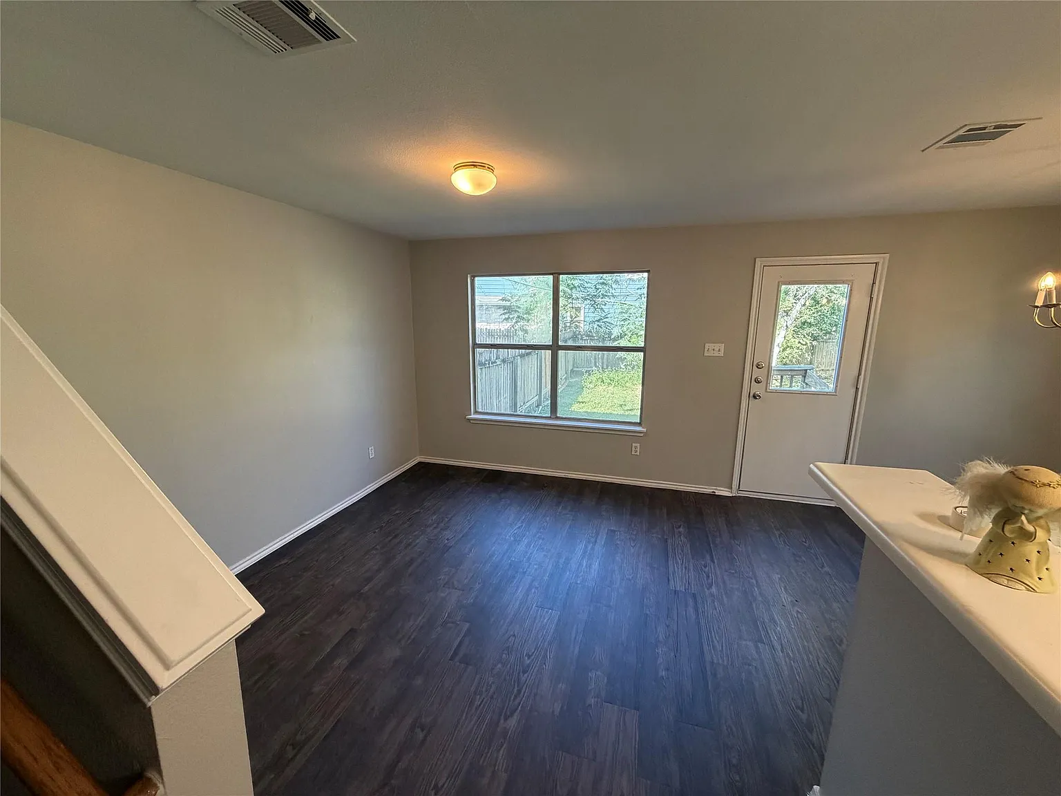 3 bed, 2.5 bath, 2450 sqft, $1,895 — Photo 2