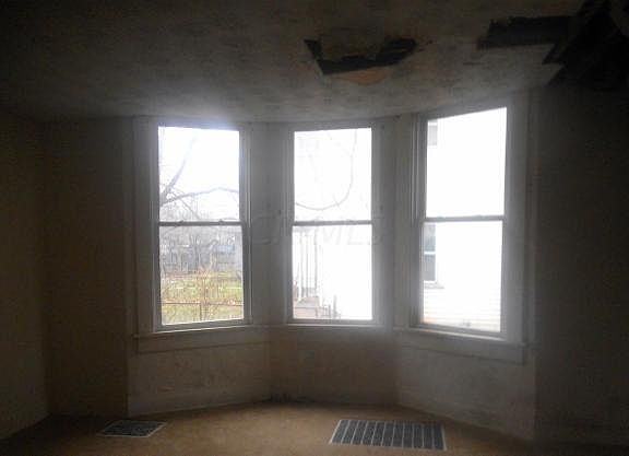 2nd image of 924 E Chittenden Ave