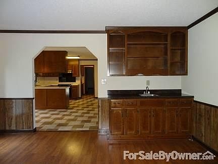 Family Room
						:
						Wet bar