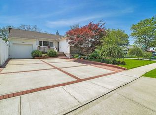 141 Strathmore St, Valley Stream, NY 11581