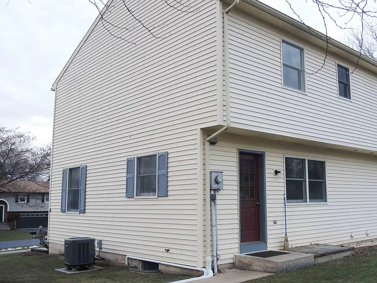 1618 Peony Rd — Photo 2