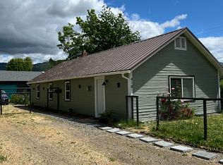 418 SE I St APT A, Grants Pass, OR 97526