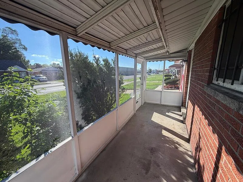 3 bed, 1.0 bath, 936 sqft, $1,400 — Photo 2