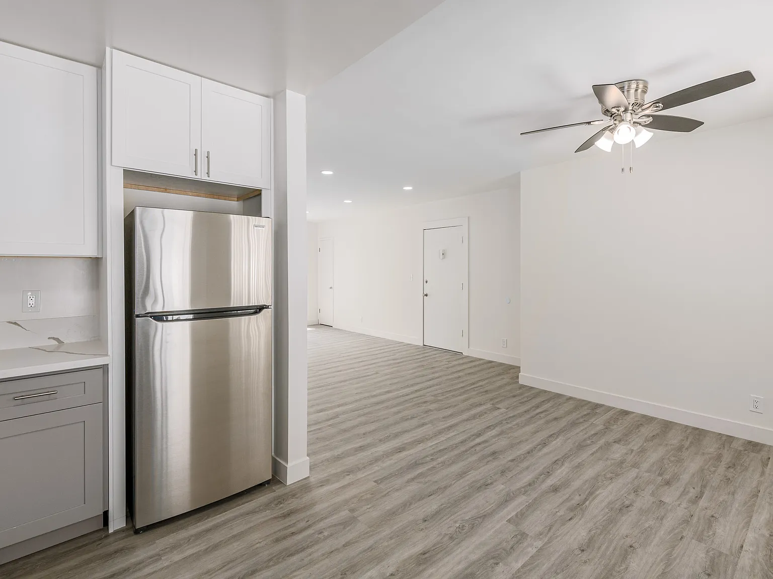 2 Bedroom 2 Bath Apartment with Parking — Photo 4