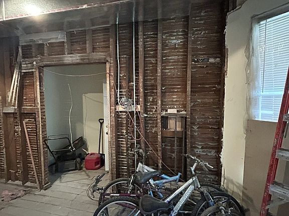 4th image of 4421 W Adams St