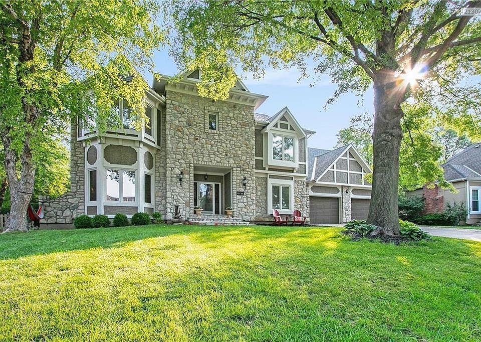 Welcome home! Lovely treed lot and grand front entry.
