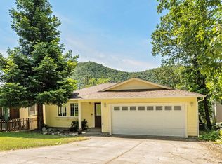 1230 N 5th Ave, Gold Hill, OR 97525