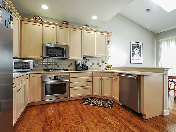 4th image of 9209 Nagle Ave #78