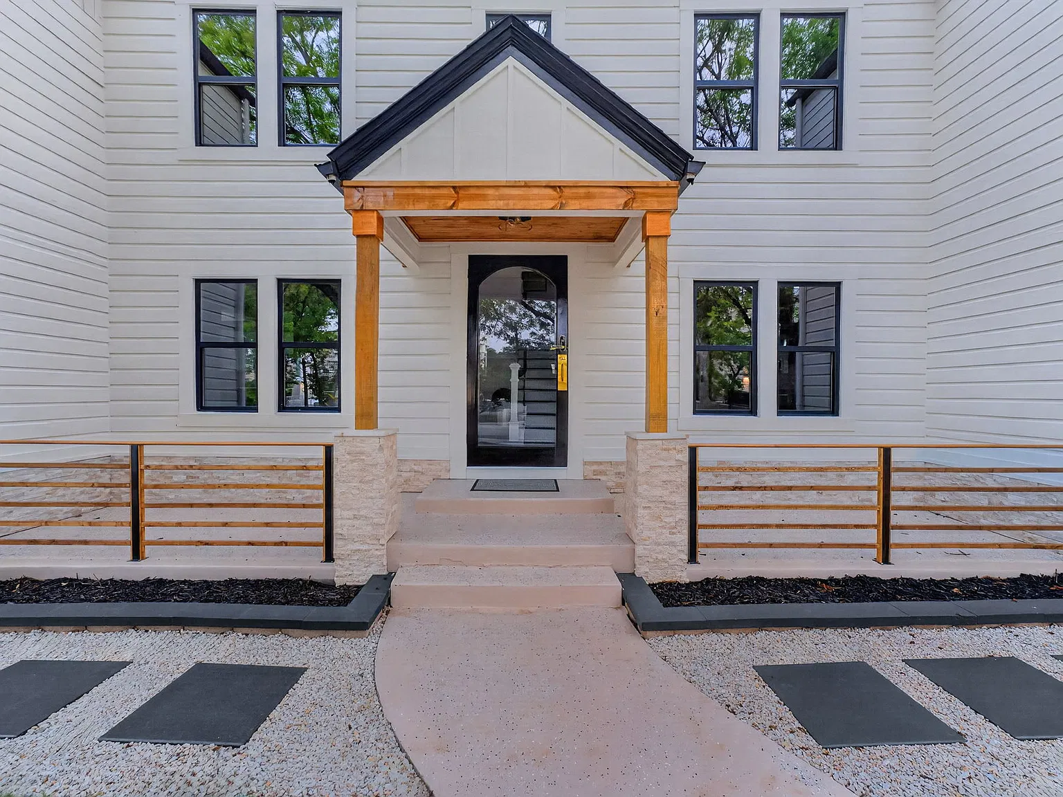 2 bed, 750 sqft, $2,200 — Photo 4