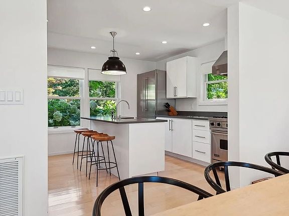 4th image of 33 Morris Cove Ln