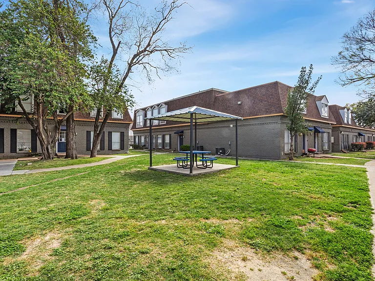 The Ellis Apartments — Photo 18
