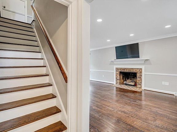 5th image of 1043 Glebe Rd