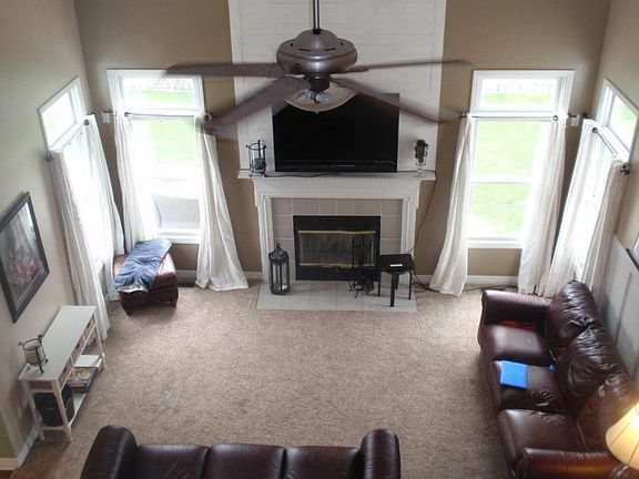4th image of 843 Edgewater Ln