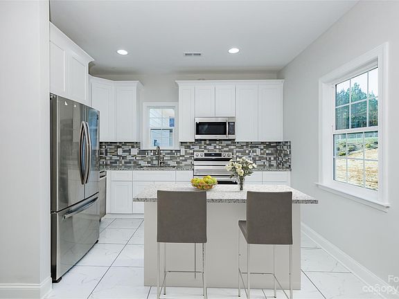 4th image of 305 Ray Ella Dr