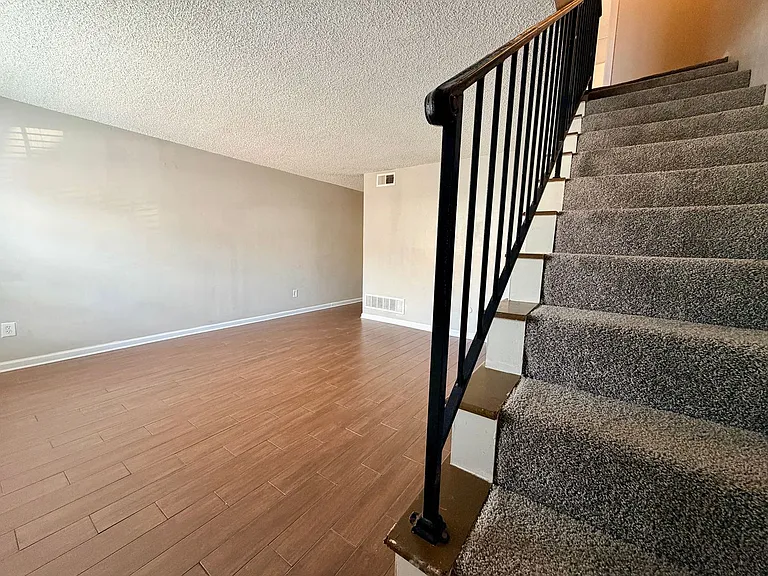 684 Hobbs Dr — Photo 2