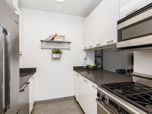 4th image of 99 John St APT 1408