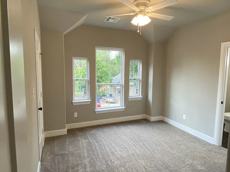 423 W Monterey St — Photo 8
