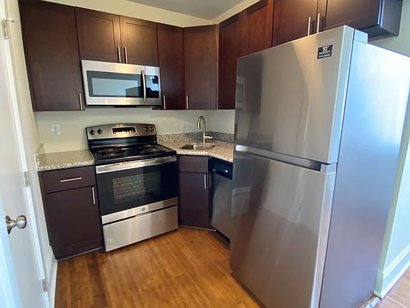 4th image of 2201 Toledano St #4
