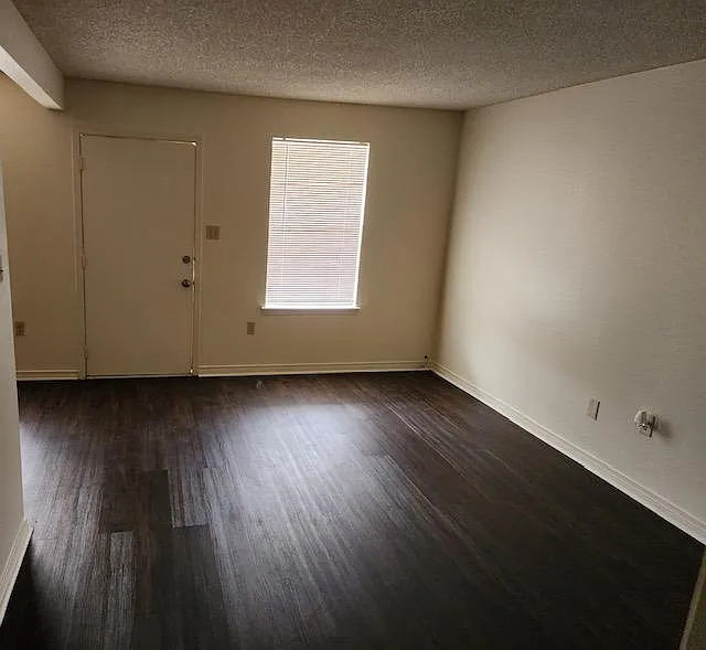901 Barrington Dr — Photo 4