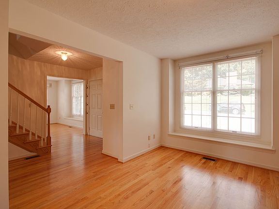 5th image of 953 Greenbriar Dr