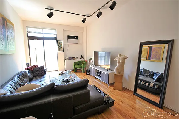 Rented by City Connections Realty | media 7