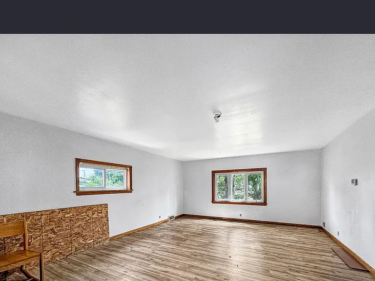 402 E Crawford St — Photo 5